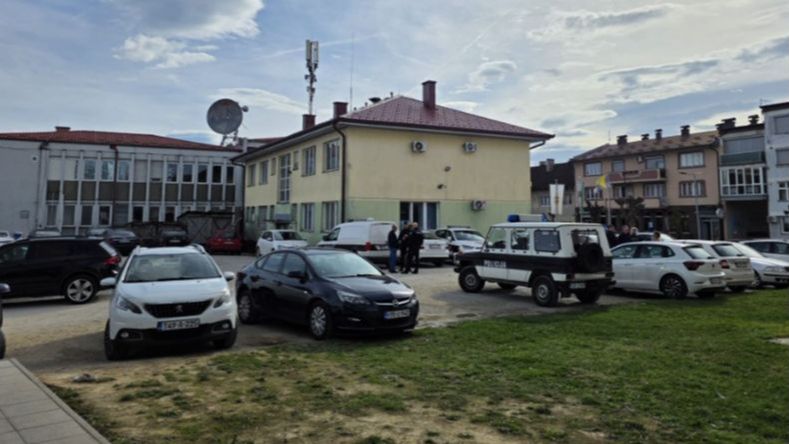 Određen pritvor za majku monstruma: Maloljetnik silovao trudnu sestru s poteškoćama u razvoju, pa je ona bacila s balkona