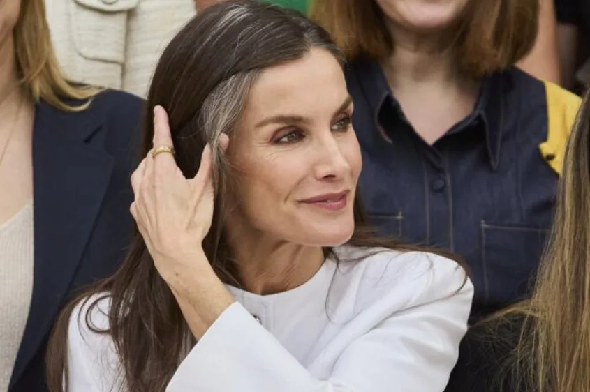 Besprijekorno izdanje: Kraljica Letizia pokazala sijede pramenove i održala lekciju iz elegancije
