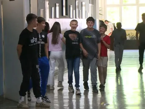 Bh. škola koja je ukinula mobitele već vidi pomake: “Djeca se više druže”
