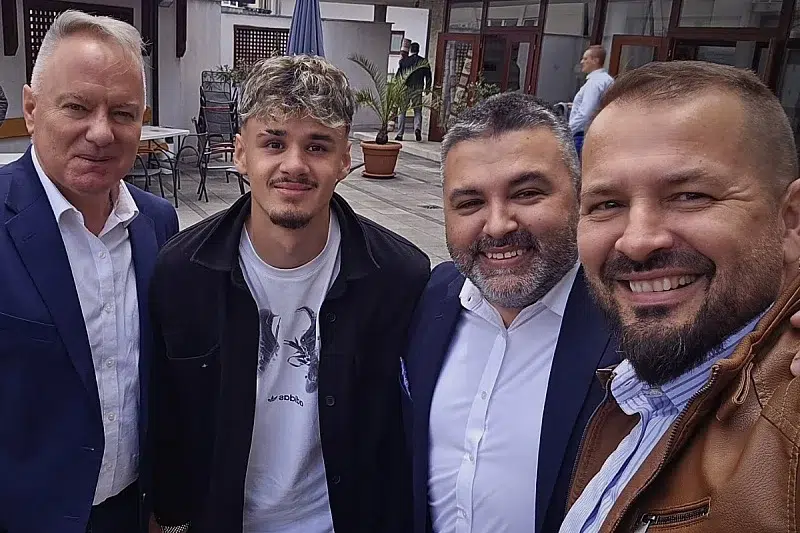 Kerim Alajbegović stigao je u Sarajevo, klanjao džumu i izazvao euforiju u gradu