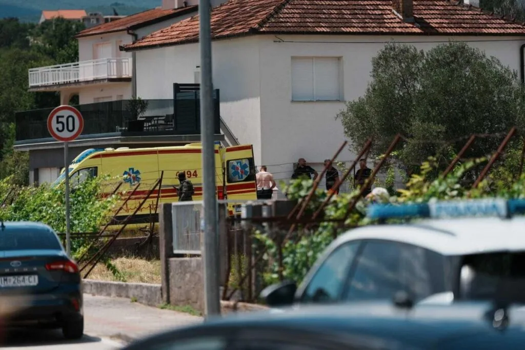 Imotski: Muškarac razbio susjedov automobil, napao policajce, oštetio službeno vozilo pa se zaključao u kuću