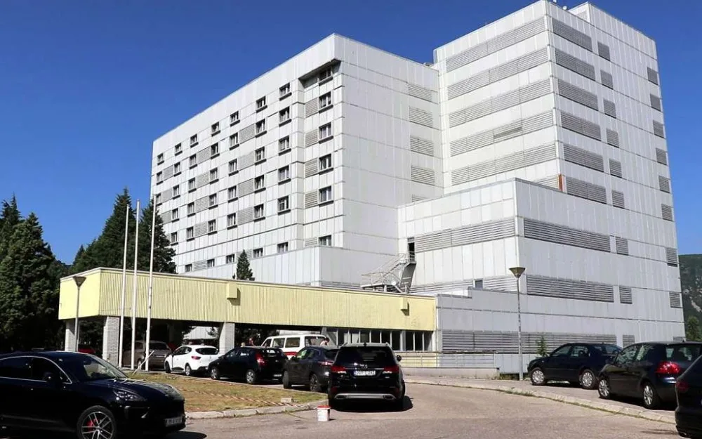 SKB Mostar: Preminuo 15-godišnjak koji je teško stradao u padu s električnog romobila