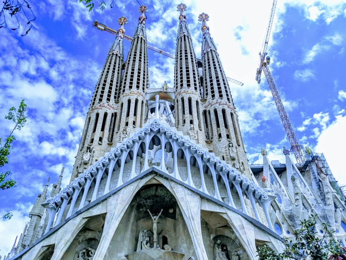 Crkva koju posjeti više ljudi nego cijelu Crnu Goru: Sagrada Família kao lekcija iz turizma, novca i identiteta