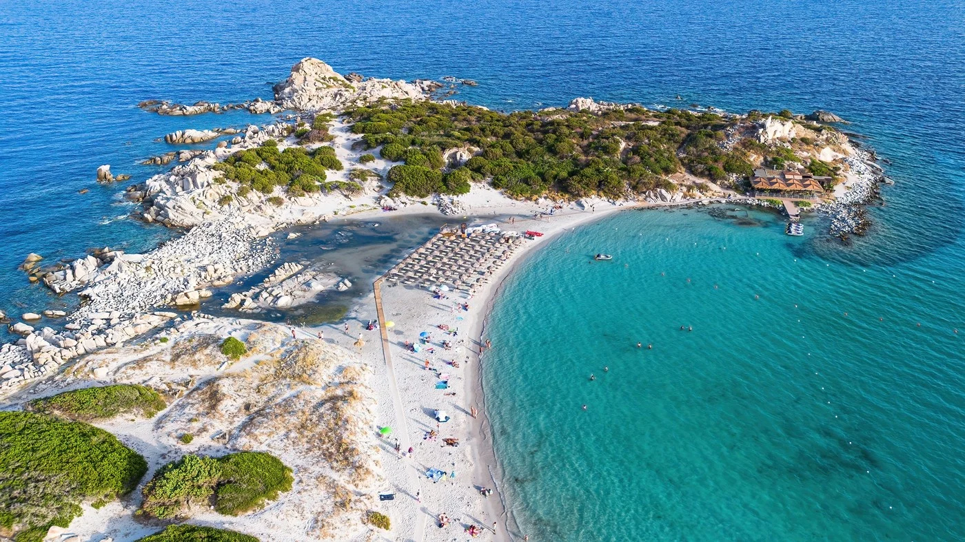 “Da bih stavio suncobran, moram iznajmiti dijete”: Nova pravila na popularnoj plaži razbjesnila turiste