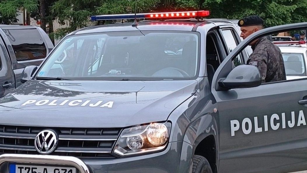 Detalji užasa u Banovićima: Nakon komšijske svađe ubio muškarca i ranio njegovu suprugu, pucao i na treću osobu