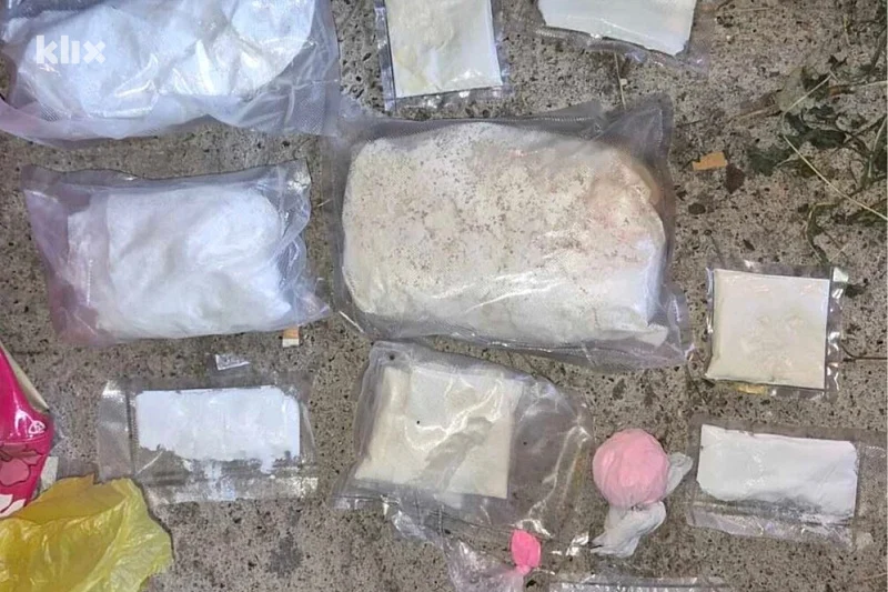 Policijska akcija u Gračanici: Pronađena tri kilograma droge, uhapšene dvije osobe