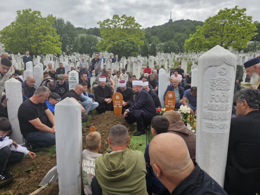 Sejda Bešlić ukopana na Barama pored svog Halida: Brojne slavne ličnosti je ispratile na vječni počinak