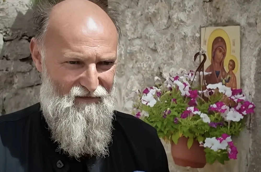 Već 16 godina samuje u crkvi bez ijednog prozora: Društvo mu prave samo dva galeba