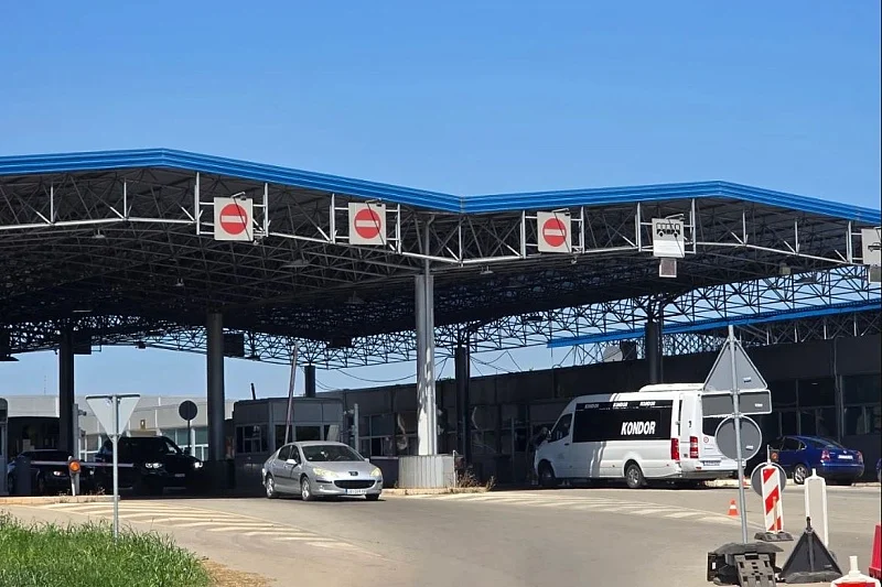 Granični policajac i policajka se potukli na prijelazu u Karakaju: Putnici ih razdvajali, on bio pijan