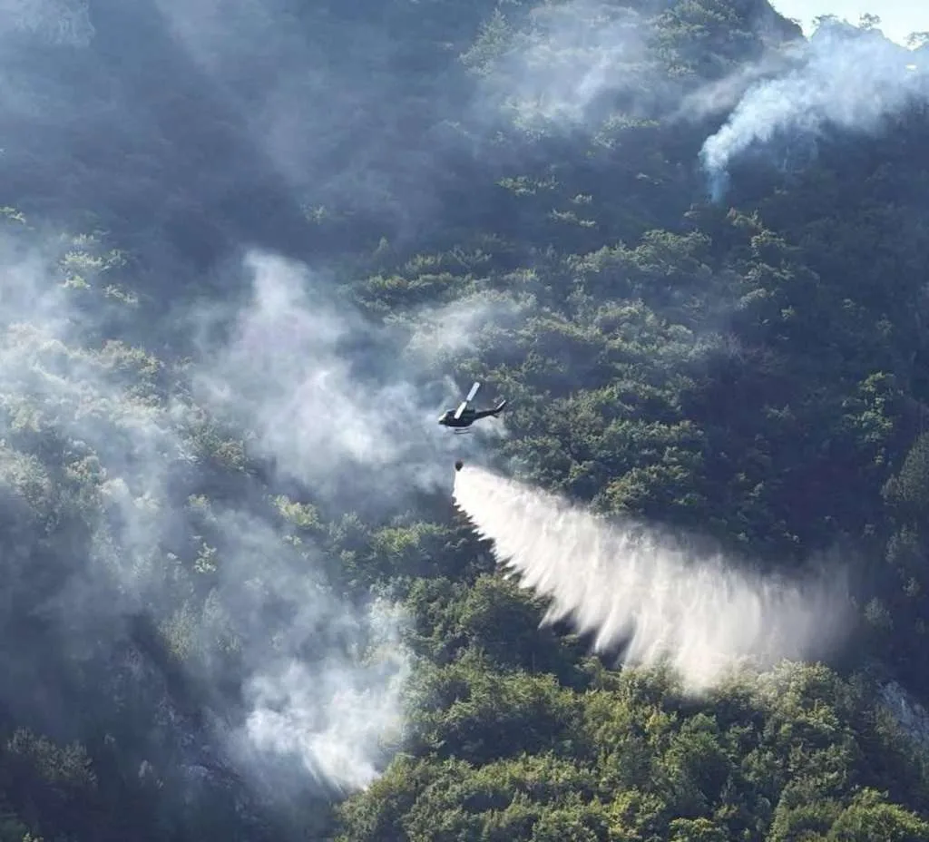 Helikopter Oružanih snaga BiH gasi požar kod Bosanskog Grahova