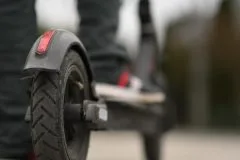 Kažnjena jer je romobilom vozila po nogostupu: „Pa gdje onda smijemo voziti?“