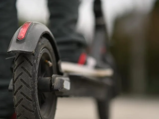 Kažnjena jer je romobilom vozila po nogostupu: „Pa gdje onda smijemo voziti?“