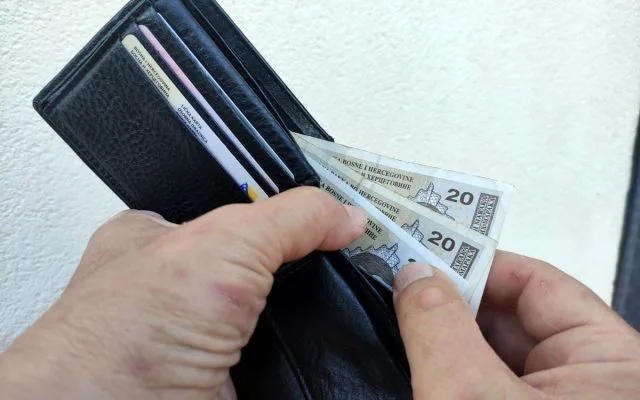 Posušje: Radniku iz automobila ukrao novčanik sa 70 KM i osobnim ispravama