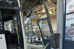Teška nesreća u BiH: Vozilo uletjelo u autobusni kolodvor, tri osobe ozlijeđene