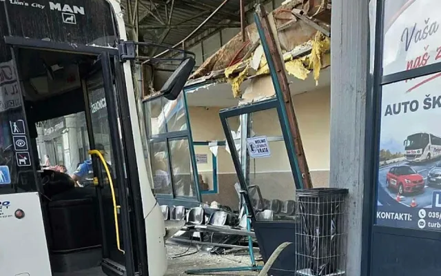 Teška nesreća u BiH: Vozilo uletjelo u autobusni kolodvor, tri osobe ozlijeđene