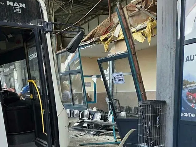 Teška nesreća u BiH: Vozilo uletjelo u autobusni kolodvor, tri osobe ozlijeđene
