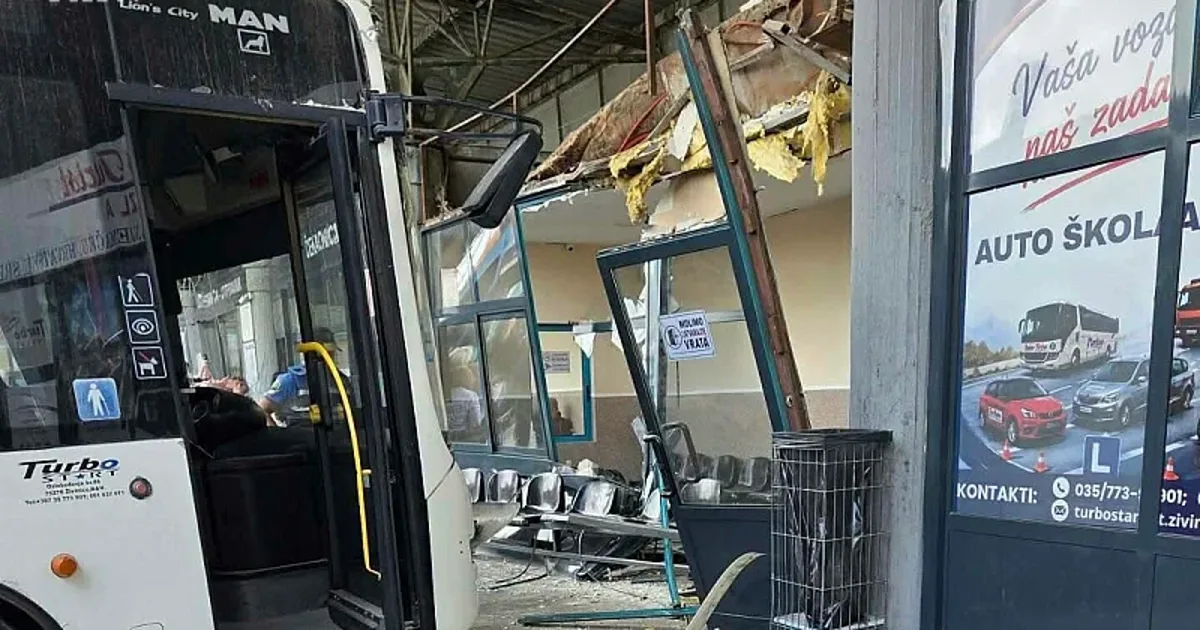 Teška nesreća u BiH: Vozilo uletjelo u autobusni kolodvor, tri osobe ozlijeđene