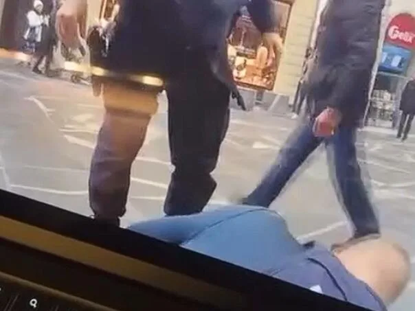 Bošnjak preminuo nakon što ga je davio policajac: “Ne mogu disati…”