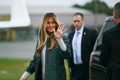 Melania Trump pokazala savršen jesenji stajling: Kožna jakna u šumskozelenoj boji već je hit sezone