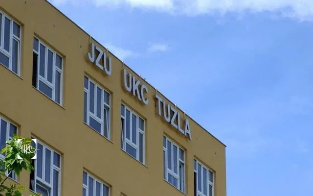 Požar u staračkom domu kod Lukavca: Dvije osobe u veoma teškom stanju prebačene na UKC Tuzla