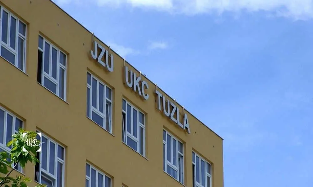 Požar u staračkom domu kod Lukavca: Dvije osobe u veoma teškom stanju prebačene na UKC Tuzla