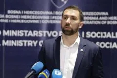 Roditelji njegovatelji FBiH: Naknada povećana na 1.027 KM