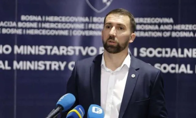 Roditelji njegovatelji FBiH: Naknada povećana na 1.027 KM