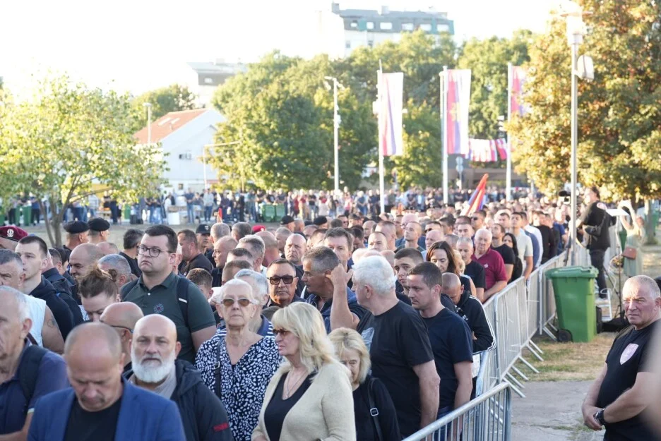 Red građana u Beogradu koji čekaju da odaju počast ratnom zločincu Ratku Mladiću (Foto: Pixsell)