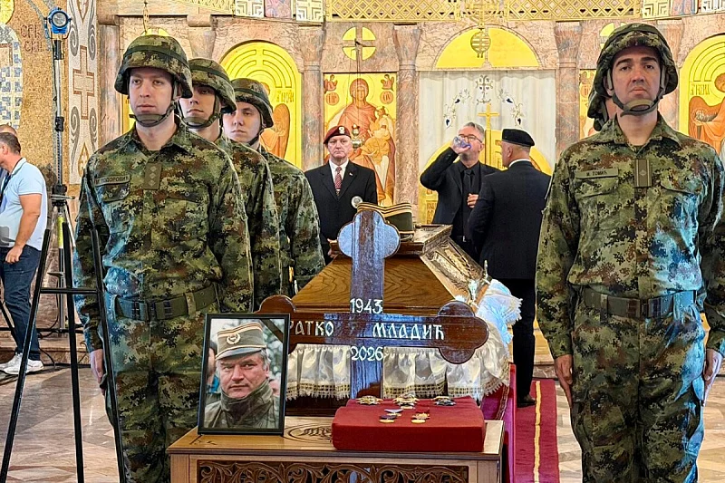 Zašto Srbija ima potrebu slaviti zlo: Sahrana ratnog zločinca kao ogledalo izgubljenog društva i nemoćne Evrope