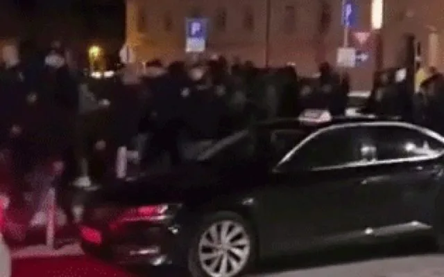 NASILJE U SPLITU: Torcida napala navijače Ajaxa na Rivi
