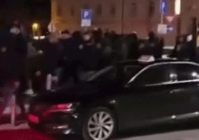 NASILJE U SPLITU: Torcida napala navijače Ajaxa na Rivi
