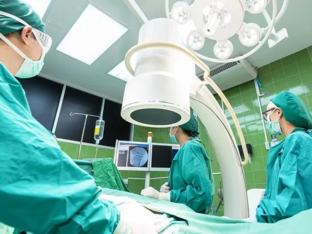 Ženi uklonili cijeli želudac zbog raka kojeg nikad nije imala, liječnici prijeti godina dana zatvora
