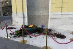 Vandali devastirali Vječnu vatru u Sarajevu: Iščupana stabla i uništen tek obnovljeni prostor