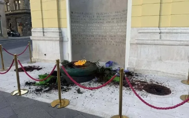 Vandali devastirali Vječnu vatru u Sarajevu: Iščupana stabla i uništen tek obnovljeni prostor