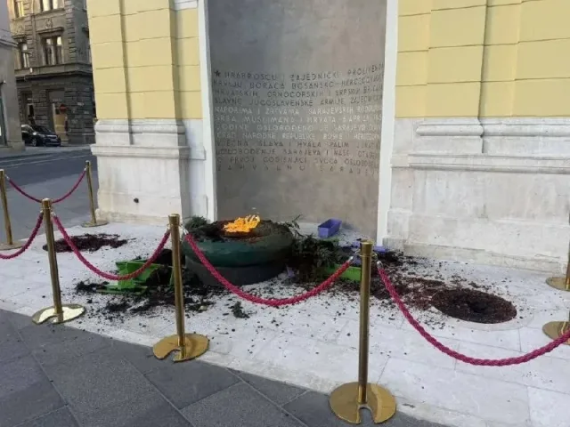 Vandali devastirali Vječnu vatru u Sarajevu: Iščupana stabla i uništen tek obnovljeni prostor