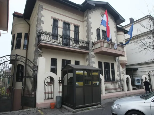 Uzvikivao „Allahu akbar” i dvama noževima napao policajca pred izraelskim veleposlanstvom u Beogradu