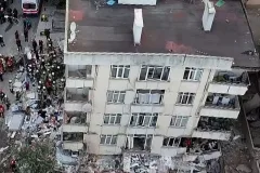 Dramatične scene u Istanbulu: Urušila se zgrada, najmanje sedam osoba zarobljeno, među njima i dijete