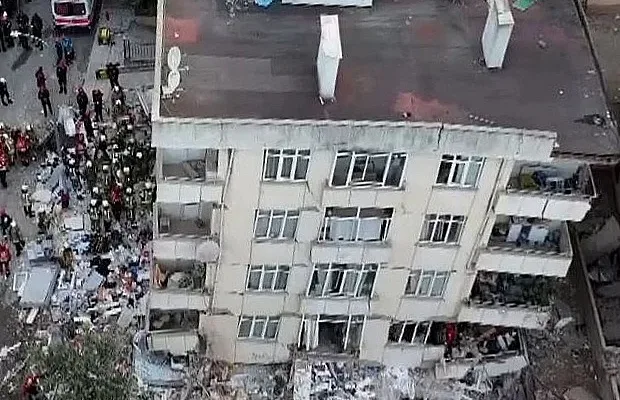 Dramatične scene u Istanbulu: Urušila se zgrada, najmanje sedam osoba zarobljeno, među njima i dijete