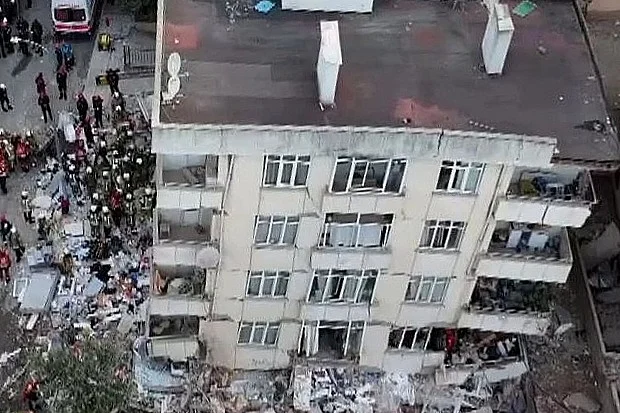 Dramatične scene u Istanbulu: Urušila se zgrada, najmanje sedam osoba zarobljeno, među njima i dijete