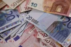 Kurs eura prema dolaru pod pritiskom zbog nafte i Francuske