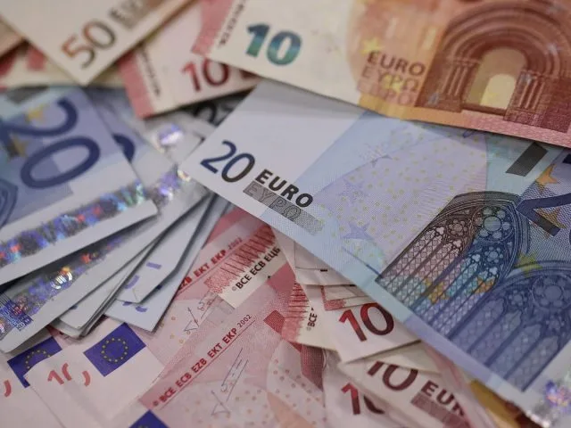 Kurs eura prema dolaru pod pritiskom zbog nafte i Francuske