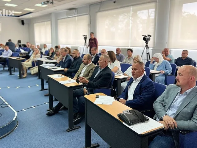 SDA bi mogla pokrenuti pregovore o novoj vlasti u Tuzlanskom kantonu, jedna osoba se spominje kao mogući premijer
